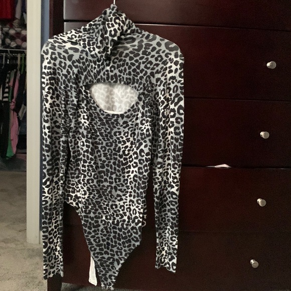 Yummy black leopard print body suit with shrug. 2 pieces. - Picture 3 of 3